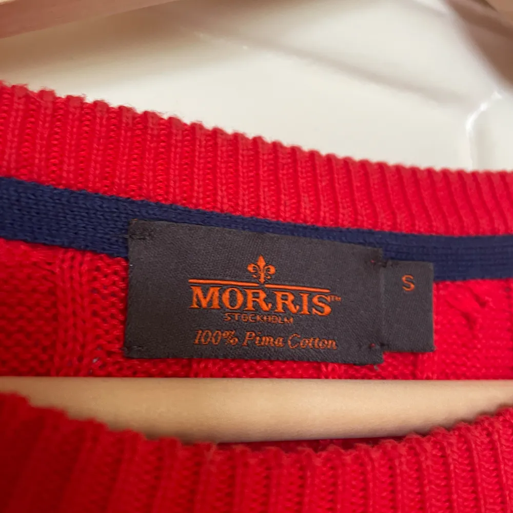 Stickad röd Morris tröja. Använd men i väldigt bra skick. Ganska tunn och sticks inget !. Tröjor & Koftor.