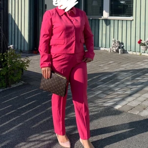 Byxa och kavaj - Super vackert rosa sett från bubbleroom. Endast använd få gånger. Super fin till sommaren. Medföljer byxa och kavaj. Byxorna: storlek L Kavaj: storlek L