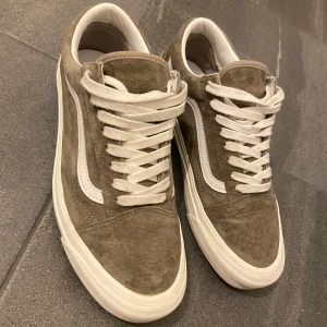 Vans  - Säljer dessa skit fina Vans i mocka, skicket på dessa är 10/10 dom är knappt använda och är perfekt sko till sommarn ! Hör gärna av dig om du har någon fundering! :)