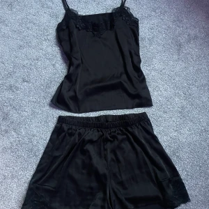 Pyjamas set - Satin pyjamas set med linne och shorts, spets detaljer 