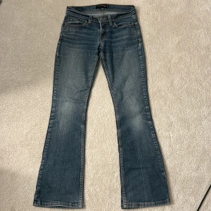 Lågmidjade jeans  - Lågmidjade levis jeans!! Måttet rakt över midjan är 36 cm och innebenslängden är 78 cm❤️