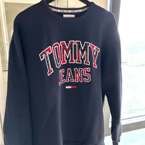 Tommy Hilfiger Tröja - Marinblå Tommy hilfiger sweatshirt i fint skick. Stl M 💙
