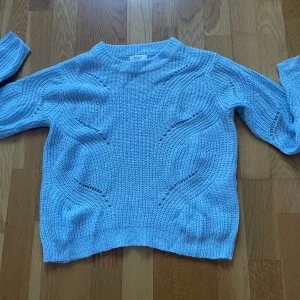Ljusblå tunnare stickad tröja stl XS - Ljusblå tunnare stickad tröja stl XS i bra skick 50 kr, köparen står för frakten 
