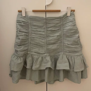 Söt ljusgrön volangkjol  - Superfin ljusgrön volangkjol! Säljer pga att den blivit för liten. Passar extremt bra till sommaren! Kjolen är ifrån Zara!