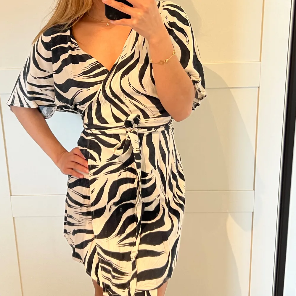 Fin klänning från Gina Tricot i zebra mönster!! 🤍🖤 Hör av er vid fler frågor! . Klänningar.