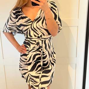 Fin klänning från Gina Tricot i zebra mönster!! 🤍🖤 Hör av er vid fler frågor! 