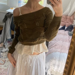 Stickad off shoulder tröja - Stickad off shoulder tröja i bra skick! Inte stickigt material. Vid fler frågor så skriv gärna i DM 💗