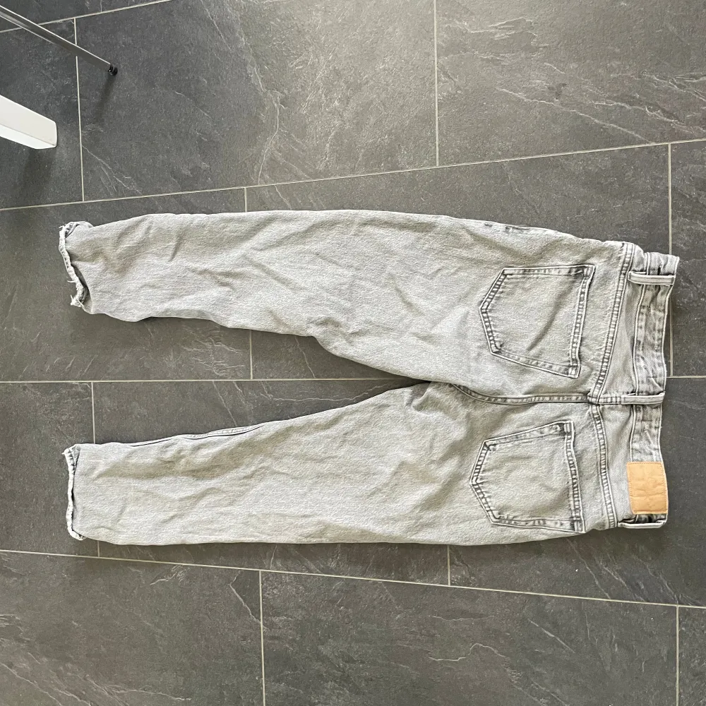 Perfekta till sommaren Gråa straight jeans ifrån zara Knappt använda  Nypris 599. Jeans & Byxor.