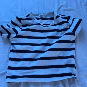 En magtröja från zara - Det är en jättefin magtröja ifrån zara som är vit med svarta ränder, jag säljer den eftersom jag tyvärr inte gillar magtröjor längre 💗💗