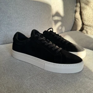 Oanvända sneakers - Helt nya o h osnvända sneakers från Vagabond. Kvitto och skokartong finns. Säljes pga fel storlek och tid för retur passerat. Svart mocka. Stor i storleken, passar mer 41. Nypris 1300 kr