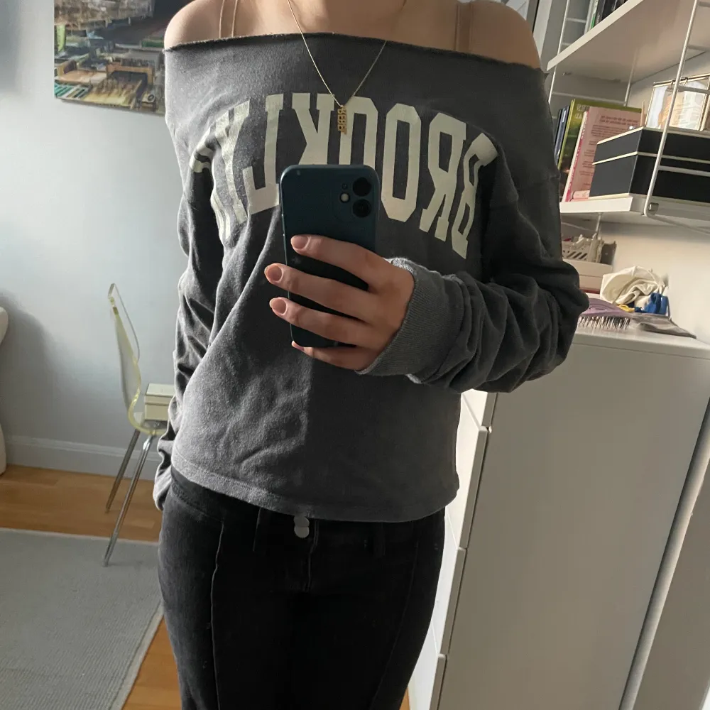 Köptes för några år sen har inte blivit använd mycket därför säljer jag den💗 Man kan ha den off-shoulder och one-shoulder💗. Tröjor & Koftor.