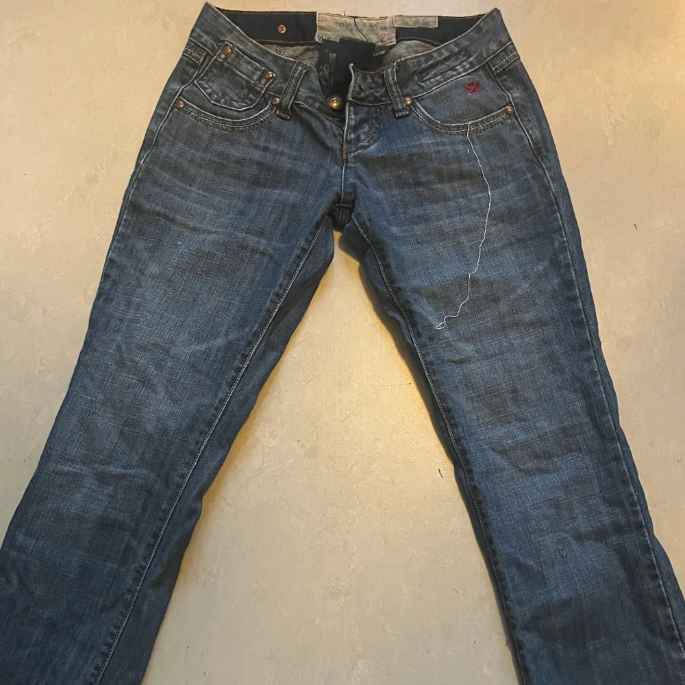 Jättesnygga lågmidjade jeans som inte kommer till användning!  Är avklippta nertill så passar perfekt för någon som är lite kortare, det vill säga 155-160. Jeans & Byxor.