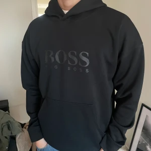 Hugo boss Hoodie - Skitskön hugo boss hoodie. Väldigt bra passform. Nyskick och priset kan diskuteras.