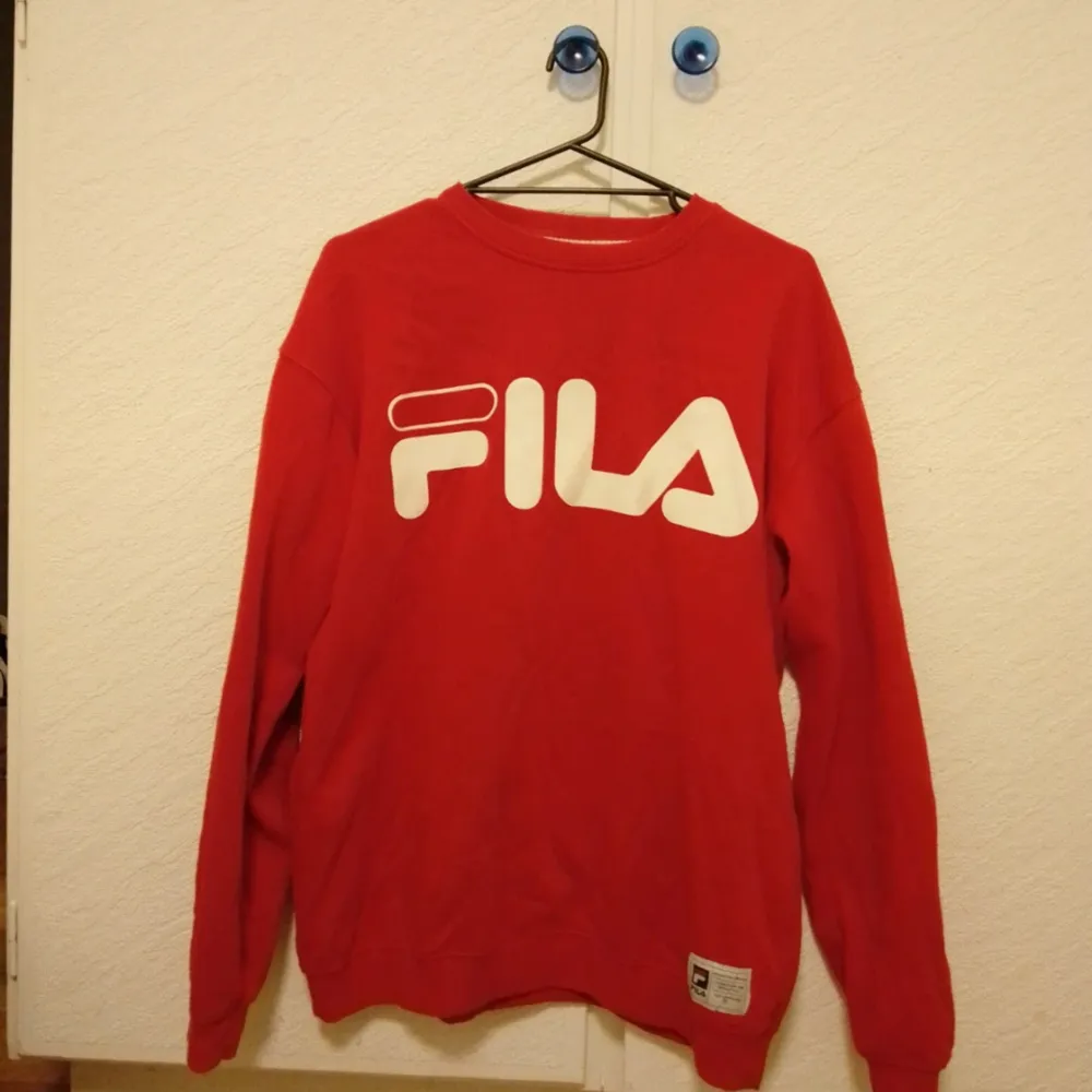 Säljer en FILA sweatshirt i strl M. Den är i mycket bra skick. Ser inget fel med den. Säljer den för 80kr + frakt.. Hoodies.