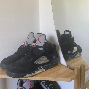 Jordan 5 ”black metallic” - Riktigt feta Air Jordan 5 ”black metallic” säljer för de kommer inte till användning. Mindre skador på fåtal ställen men annars utmärkt skick. Nypris ligger på runt ~4500-5000kr. Bara att skriva om det finns några frågor 😁👍 Priset är förhandlingsbart