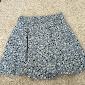 Blommig kjol - Blå blommig kjol