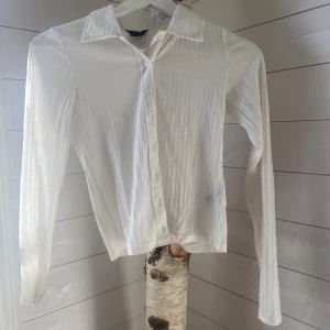 Vit kofta  - Supersöt vit kofta som tyvärr blivit för liten. 