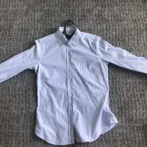 Säljer denna gant skjortan i storlek 36 (dam) då den är för liten, använd 1-2 gånger och skicket är 10/10. 
