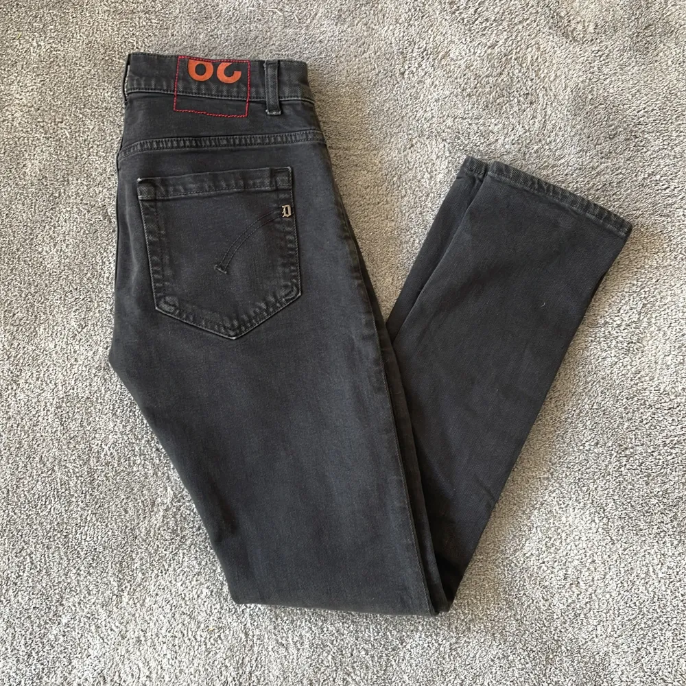 Säljer nu dessa dondup jeansen i färgen svart som är i storleken 29. Skicket är 8/10. Vid frågor och funderingar är det bara att höra av sig. Mvh Regal . Jeans & Byxor.