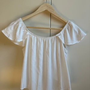 Fin sommar top - Vit flowig top! Perfekt nu på våren och sommaren. 