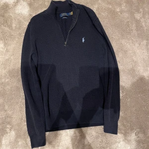 Ralph lauren halt zip - Snygg Ralph lauren halt zip i storlek S. Den är använd men inga defekter alls, därav skick 8/10