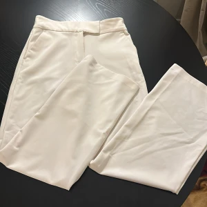 Kostymbyxa - Kostymbyxa köpt på H&M, storlek 38. Väldigt fint material och sitter bra.  Även stretchiga! 