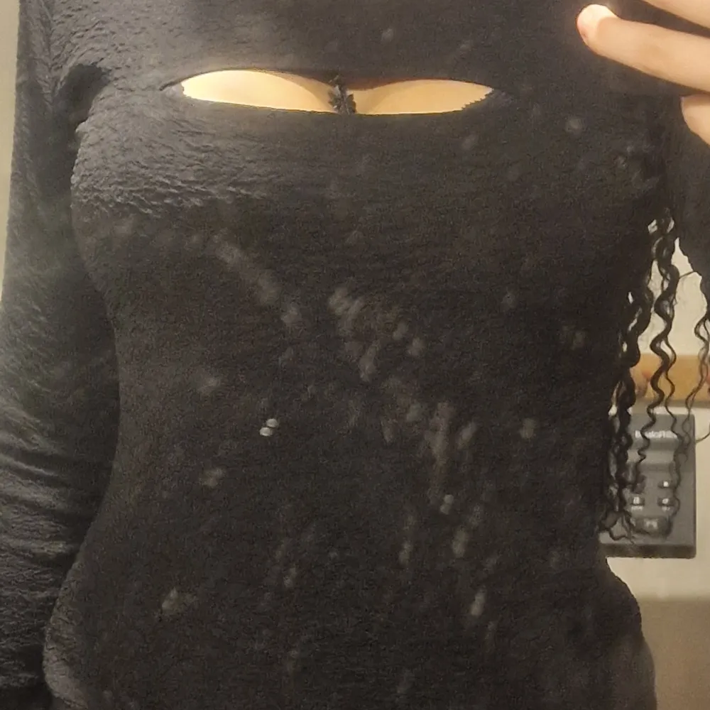 Super comfortable shirt i got from my mom. Material is super nice, it has no holes or stains or anything and also has a small slit in the front if you wanna show some cleavage (very small window). Toppar.