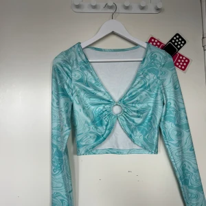 Blå topp - Bara använt typ 3 gånger, bra skick  Skriv om ni vill se hur den sitter på. 