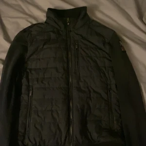 Pjs cardigan  - Säljer jackan då jag skaffat mig en ny, storlek M Svart Pris går att diskuteras vid snabb affär