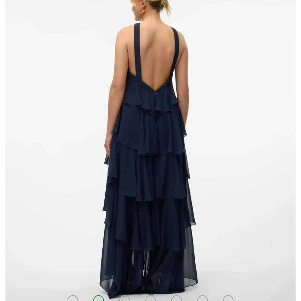 Säljer denna eftertraktade, helt slutsålda Vero Moda klänningen. Den är i size M men skulle absolut säga att den passar en size S också. Helt oanvänd, säljer då jag valde en annan färg☺️. Klänningar.