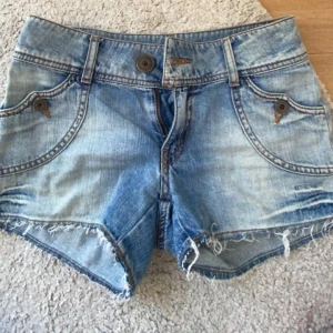 Lågmidjade jeansshorts - Assnygga!!!