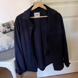 Overshirt zara - Tjena säljer nu min overshirt från zara eftersom den inte kommer till användning alls längre. Den är perfekt och ha i sommar när de är lite kyligare ute! Storlek S men sitter lite större. Hör av er vid fler frågor och funderingar!