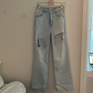 Långa raka jeans från ZARA med slitningar.  - Supercoola byxor i storlek 36 från zara. Långa med två stora slitningar på låren. 