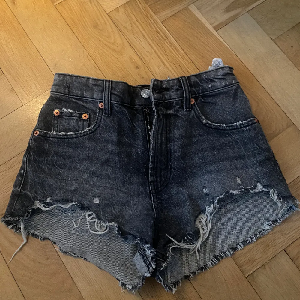 Shorts från zara i storlek 34☺️ använda men i bra skick. S. Shorts.