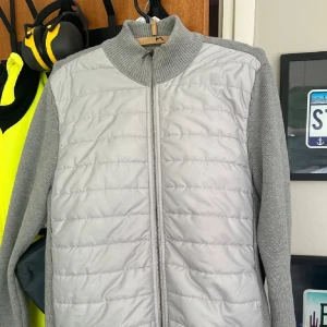 Jimmy sanders cardigan - Vit/grå cardigan, skick 10/10 nypris 2499kr