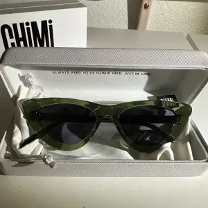 Helt oanvända solglasögon från Chimi i cat eye form. Kommer i orginal låda med påse och rengöringshandduk. 