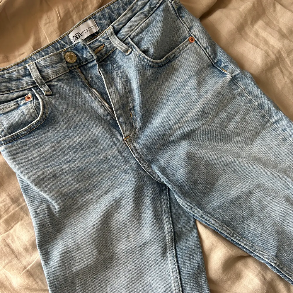 Säljer dessa jättesnygga zara jeans då de blivit för små tyvärr🎀 Supersnygg tvätt på dom!! Säljer för 100kr + frakt 💗. Jeans & Byxor.