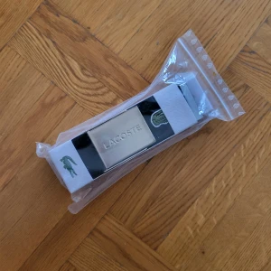 Lacoste bälte svart - Helt nytt Lacoste bälte, oanvänt och oöppnat. Jag har fått den genom jobbet då man fick välja en julpresent, men det har bara blivit liggande. Pris kan diskuteras lite.