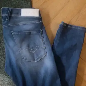 Säljer dessa feta replay anbass jeans i nyskick 10/10 inga defekter | nypris - 1799 | mitt pris - 529 | kom gärna i dm med frågor och funderingar