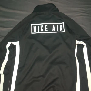 Nike kofta  - Nike kofta utmärkt skick knappt använd  Nypris:1000kr