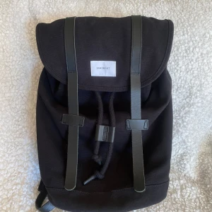 Sandqvist ryggsäck - Ryggsäck från Sandqvist, fin och klassisk modell. Något sliten i remmarna, därav lågt pris. Kvaliteten är däremot väldigt bra och hållbar. 