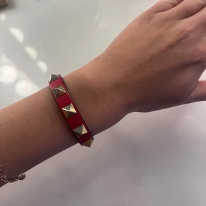 Valentino armband  - Säljer mitt armband då den knappt kommer till användning❤️ nypris 3000