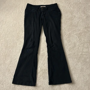 Svarta lågmidjade jeans  - Mått: måttet rakt över midjan är 37cm och innerbenslängden är 76 cm