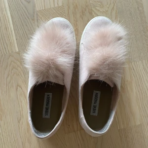 Steve madden - Rosa Steve madden skor i storlek 38. Rosa fluff, ganska skitiga men går lätt att fixa , har bara inte orken 😊 , kan mötas upp i Stockholm 