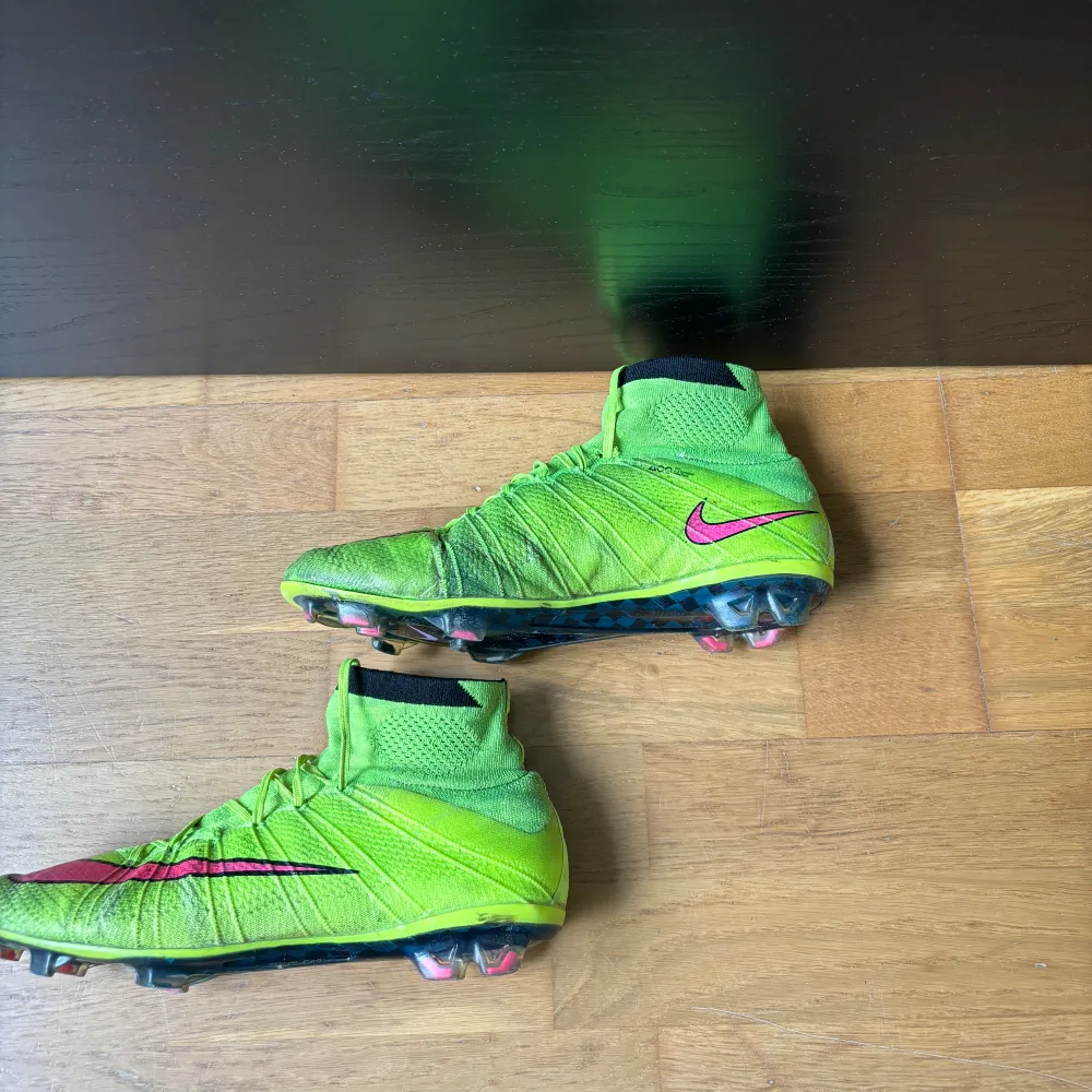 Nike Superfly 4, nästan omöjliga att få tag på då dom är från 2014, dom är använda men väldigt sparsamt. Kan gå ner i pris vid en snabb affär. Skor.