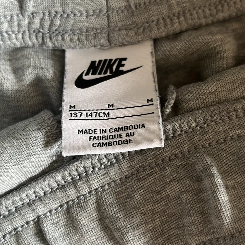 Nike tech fleece använd men i bra skick. Storlek 137-147 M. Hoodies.