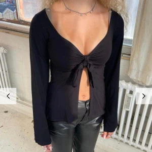 Design by si knyttopp - Säljer helt ny blus från design by si i storlek M/L men väldigt liten i storlek, passar nog S! 