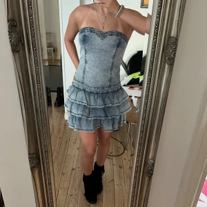 Jeansklänning - Jättesnygg klänning i jeansliknande material. Perfekt nu till sommaren🥰🥰
