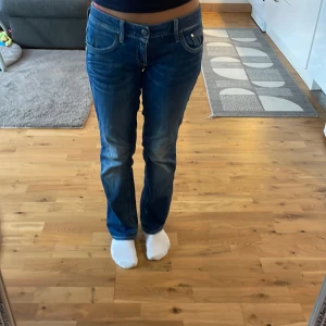 Säljer ett par g star byxor!! Mammas gamla. Har sytt dom vid midjan så det blir fastare men man ser knappt. - Mörkblå. Straight jeans.