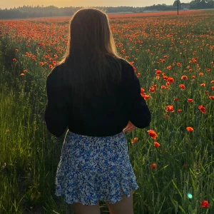 Blommig kjol - Säljer denna superfina blommiga kjolen från Zara i strl. S! Inbyggda shorts så är bekväm att använda. 
